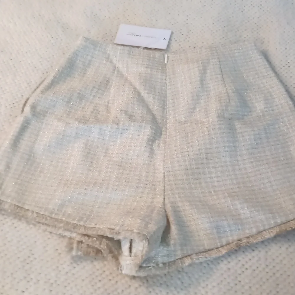 Lovers & Friends Skort textured with gold thread Pockets